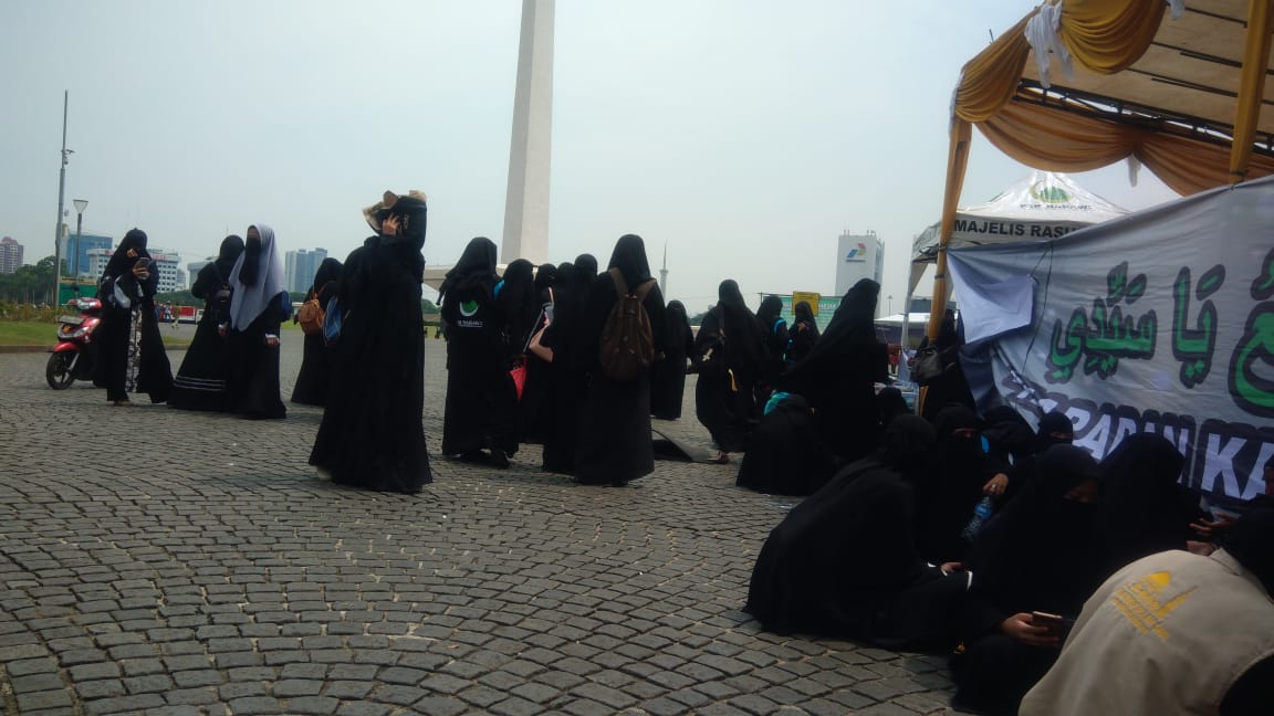 Perempuan bercadar meramaikan peringatan Maulid Nabi  Muhammad SAW di Silang Monas. (Foto: Asmanu/ngopibareng.id)