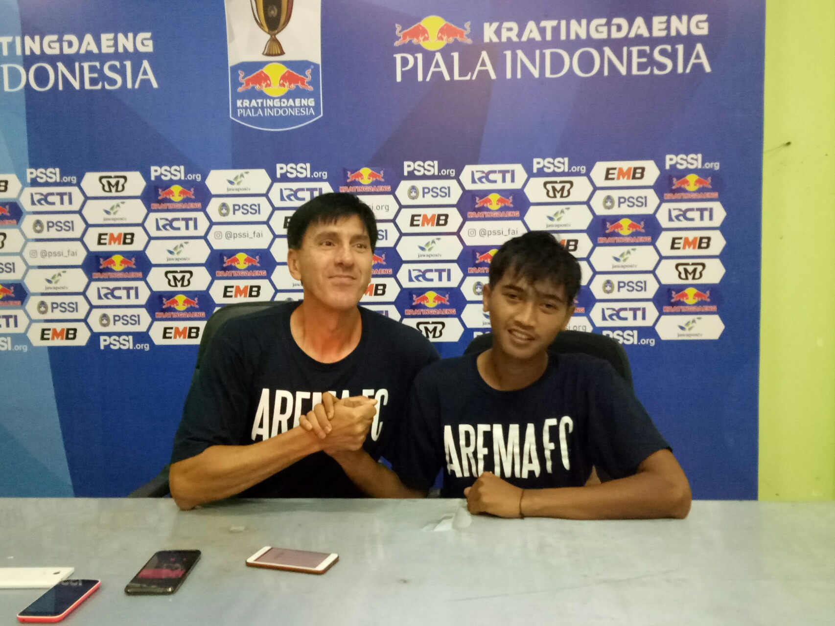 Milan Petrovic (kiri), pelatih Arema dalam konferensi pers, Selasa, 20 November 2018. (Foto: Umar/ngopibareng.id)