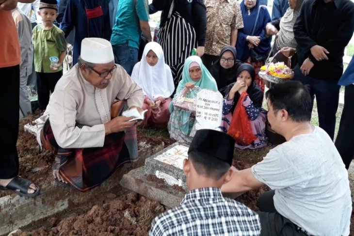 Suasana pemakaman Abdullah Fithri Setiawan atau Dufi, korban pembunuhan dalam drum yang terjadi di Klapanunggal, Kabupaten Bogor Jawa Barat yang belakangan diketahui merupakan eks jurnalis di beberapa media. (Foto: Antara)