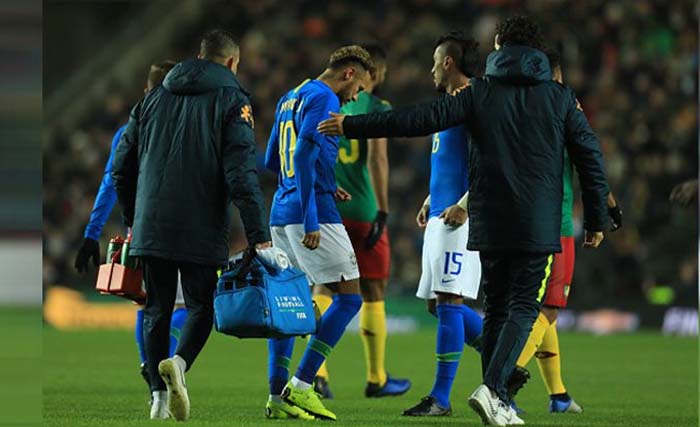 Neymar ditarik keluar pada menit ketujuh dalam pertandingan persahabatan Brasil - Kamerun di  Milton Keynes Inggris hari Rabu dini hari. (Foto: AFP) 