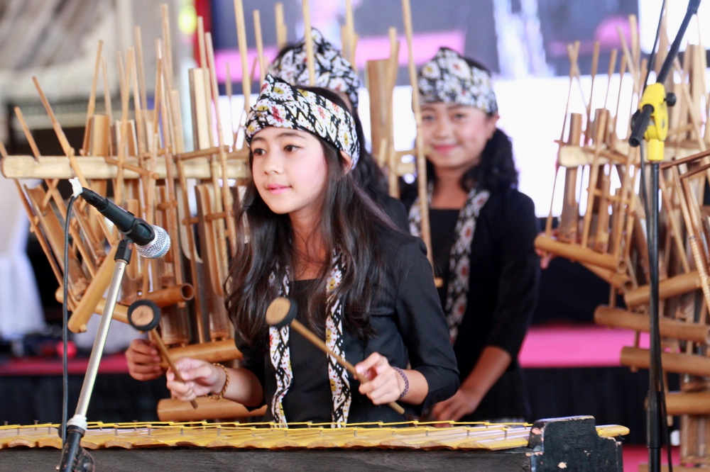 Angklung festival, para pesertanya sudah regenerasi. foto:pesona indonesia