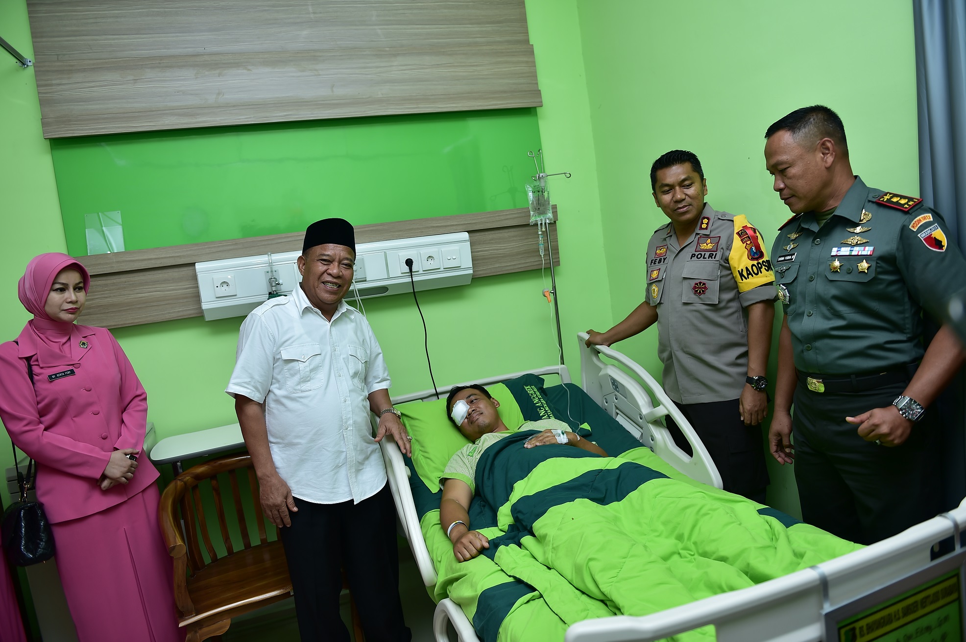 Bupati Fadheli saat menjenguk Bripka Andreas di RS Bhayangkara Surabaya (Foto: Totok/ngopibareng.id)