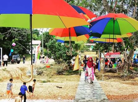 Pasar Mangrove dipercantik dengan payung warna-warni. foto:dok