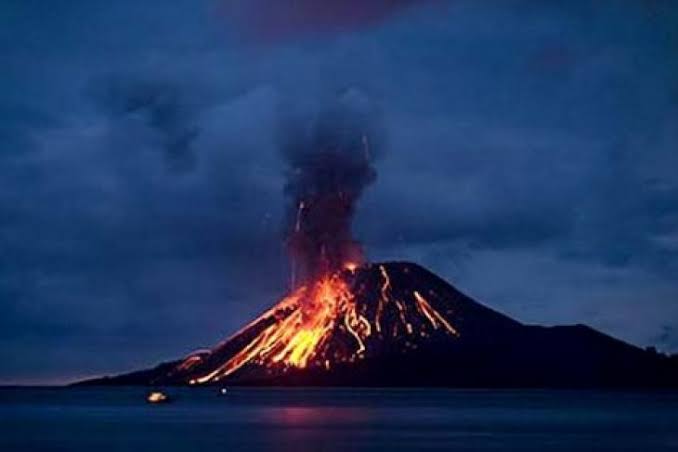 Pijar api keluar dari Anak Krakatau. Foto: dok/ngopibareng.id