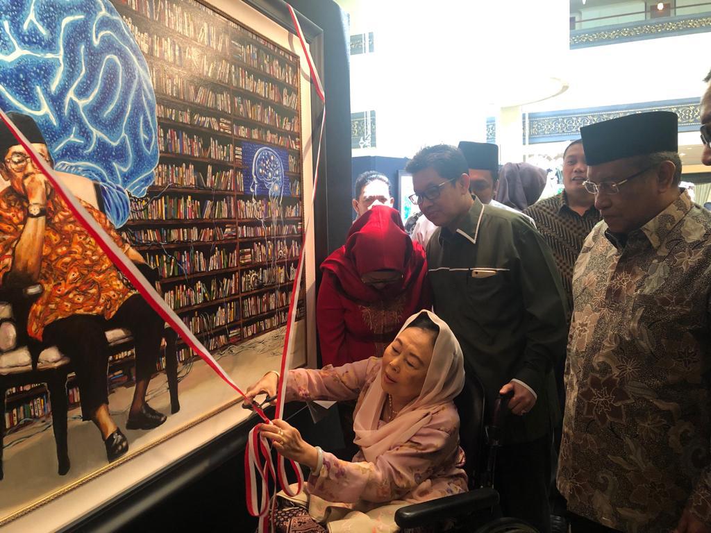 Hj Sinta Nuriyah Abdurrahman Wahid membuka pameran lukisan 'Sang Maha Guru' karya tunggal Nabila Dewi Gayatri, di Jakarta, Kamis, 22 November 2018. (Foto: Dok Ali Maskur Musa)