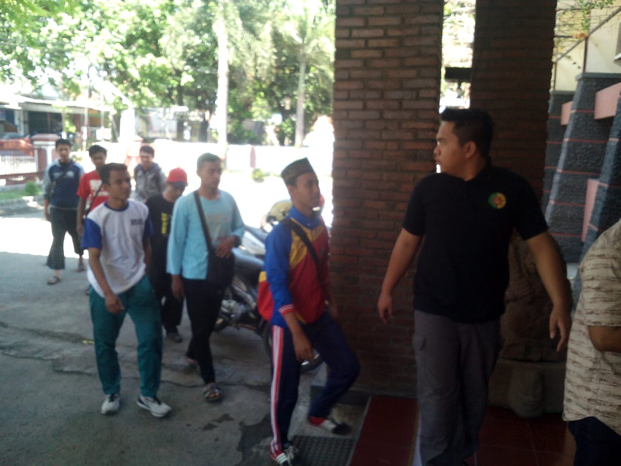 Para atlet pencak silat yang tergabung dalam IPSI mendatangi kantor Disporaparbud Kabupaten Probolinggo. (Foto: Ikhsan/Ngopibareng.id)