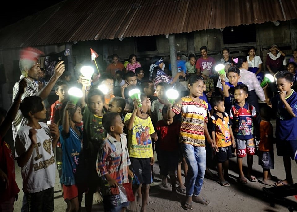 Warga dusun Katikupelang tampak bahagia mendapat bantuan Lampu Tenaga Surya Hemat Energi (LTSHE) dari Kementerian ESDM. (Foto: Dok Kemen ESDM)