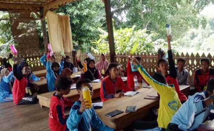 Anak-anak membawa botol minuman dari rumah pada suatu acara di Banjarmasin, Kalsel. (Foto:Banjarmasinpost)