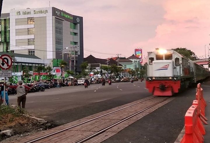 Perlintasan KA Royal - RSI, A Yani, Surabaya. (Foto: dishub Surabaya) 