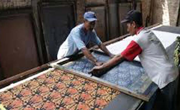 Menyablon kain dengan motif batik, oleh pedagang banyak dikatakan sebagai kain batik. (Foto:AryBatik)