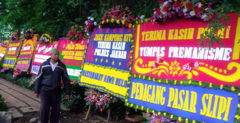Sebanyak 175 karangan bunga penuhi halaman Mapolres Jakarta Barat pada 23 November 2018. (Foto: Asmanu/Ngopibareng)