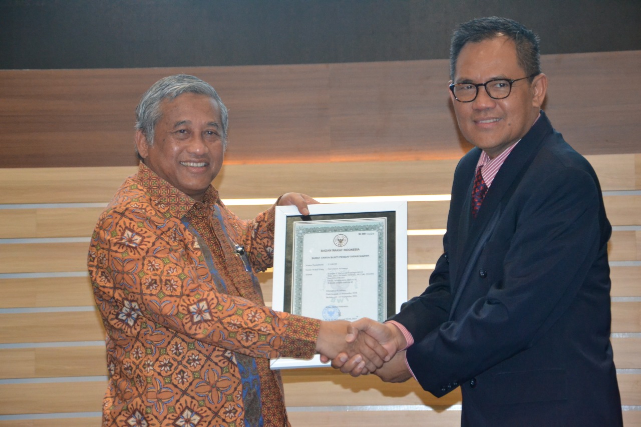 Ketua Badan Wakaf Indonesia, Muhammad Nuh memberikan surat tanda bukti Nadzir Wakaf kepada Unair. (Foto: Dok Humas Unair)