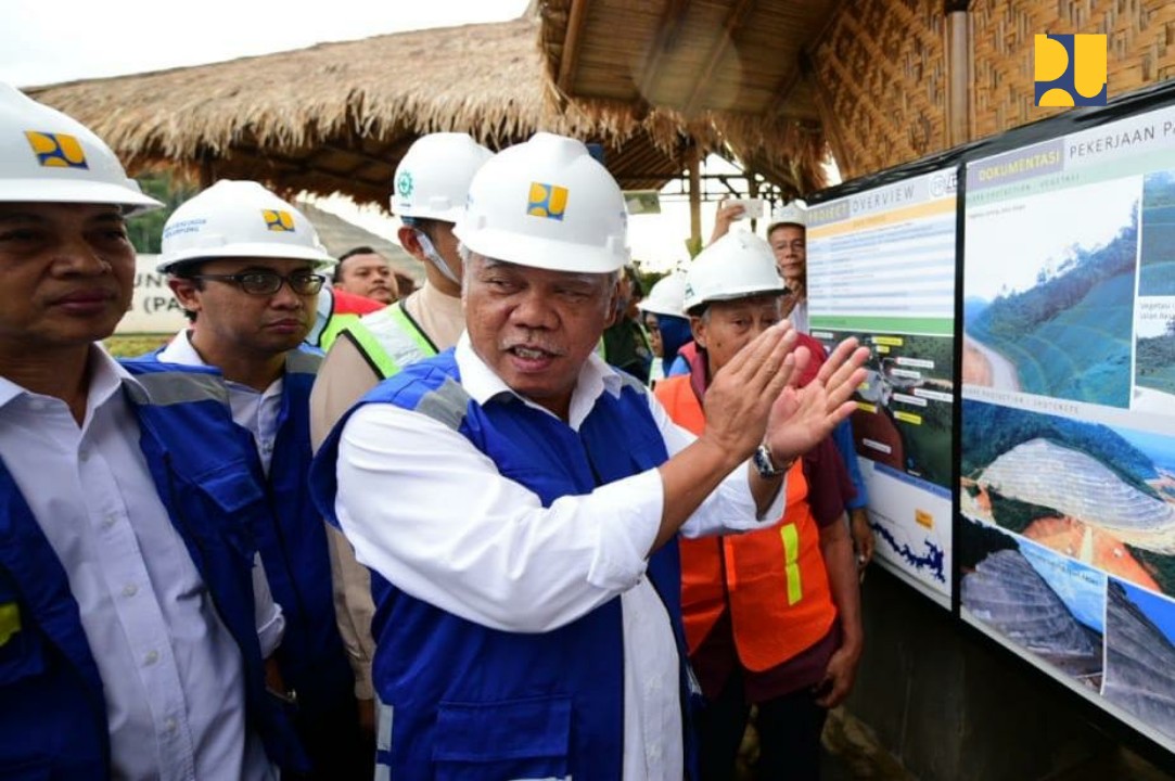 Menteri PUPR, Basuki Hadimuljono meninjua pembangunan Bendungan Way Sekampung di Lampung. (Foto: Birkom PUPR)