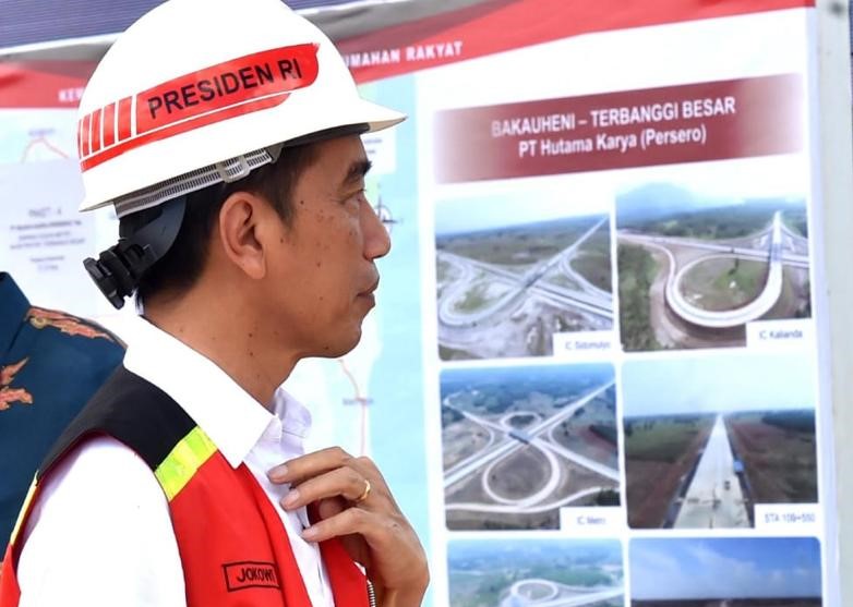 Presiden Jokowi meninjau pembangunan tol Trans Sumatera, di Lampung, Jumat, 23 November 2018. (Foto: Biro Pers Setpres)