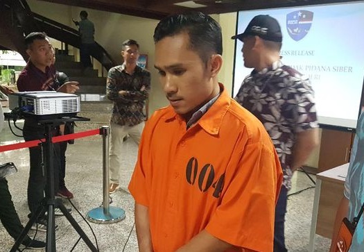Tersangka Jundi ditangkap polisi karena menyebar hoax tentang Jokowi PKI.  (Foto: twitter)