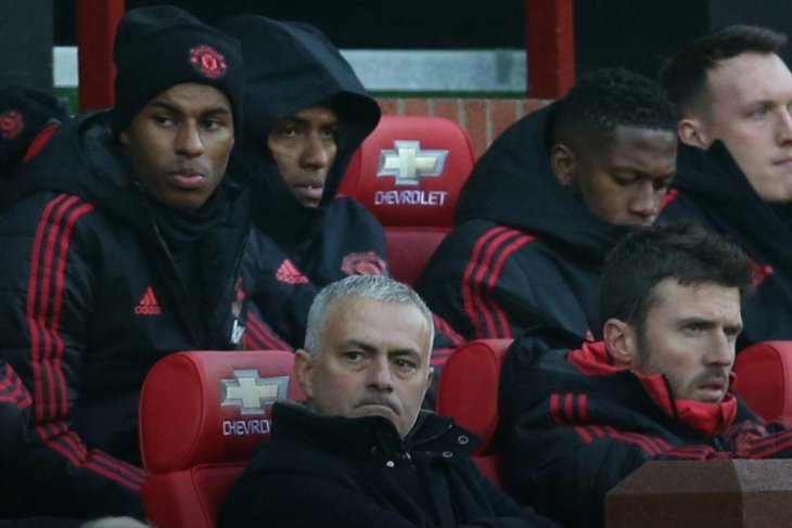 Pelatih Manchester United, Jose Mourinho (depan), saat mendampingi timnya menghadapi Crystal Palace. Foto: manutd.com
