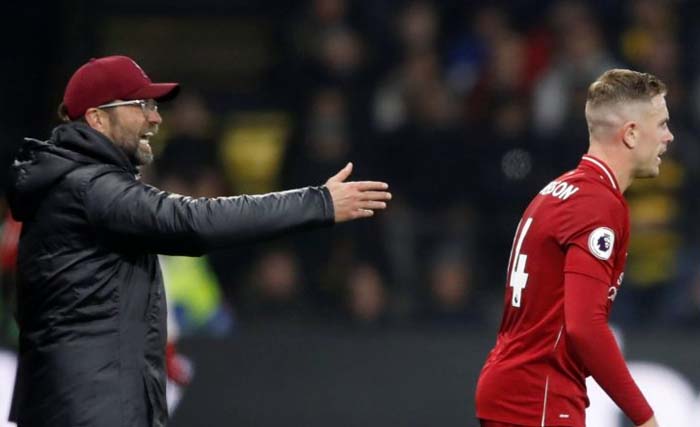 Pelatih Liverpool Juergen Klopp dan Jordan Henderson yang diusir wasit. (Foto: AFP)