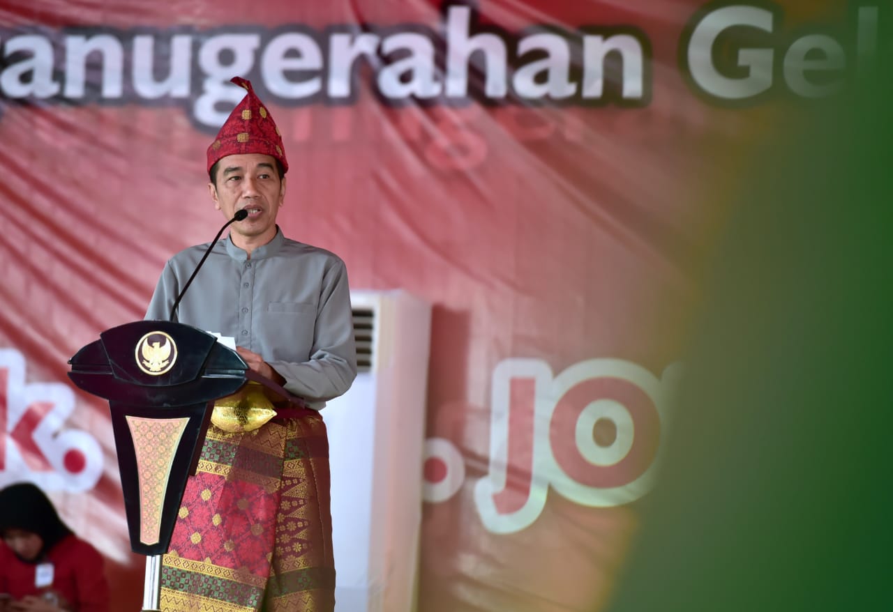 Presiden Jokowi memberikan sambutan di hadapan masyarakat Komering, Sumatera Selatan usai diberi gelar Rajo Balaq Mangku Nagara, Minggu, 25 November 2018. (Foto: Dok Biro Pers Setpres)