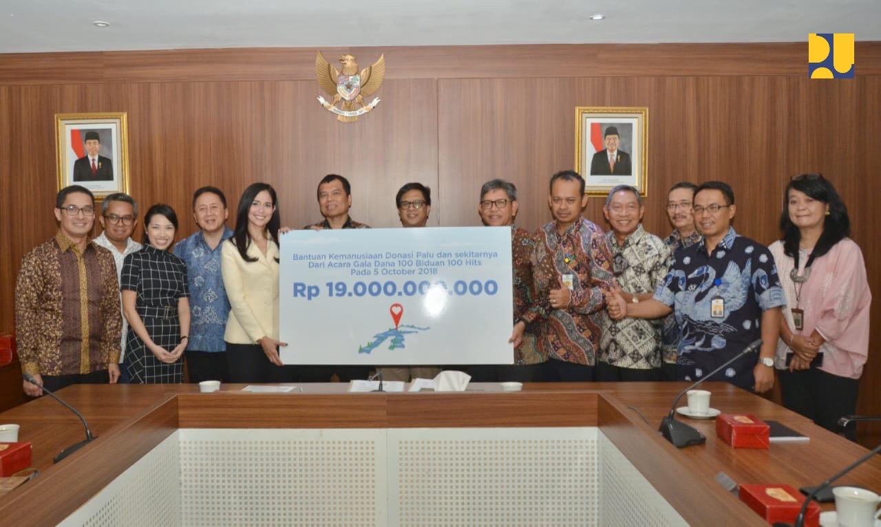 Kementerian PUPR menerima donasi dari Ikatan Alumni Universitas Indonesia (ILUNI UI) untuk membangun rumah hunian sementara (Huntara). (Foto: Dok Biro Pers PUPR) 