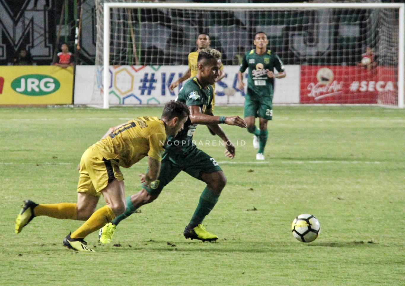 Persebaya vs Bhayangkara FC. (foto: Haris/ngopibareng)