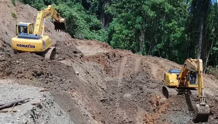Dua excavator diturunkan untuk menggali hingga kedalaman 15 meter menghilangkan lapisan tanah lempung yang jadi penyebab penurunan badan jalan Trans Papua di KM96,9 ruas Oransbari-Ransiki. (Foto: Endra/ngopibareng.id)