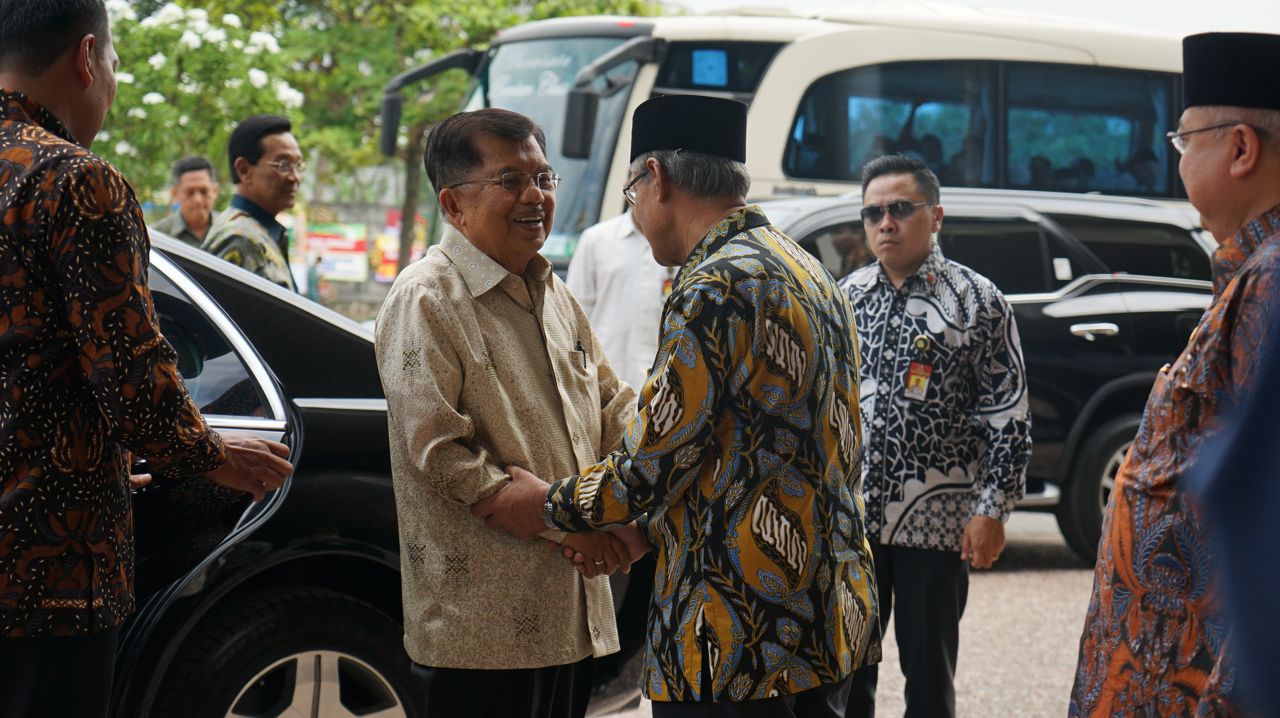 DISAMBUT: Wakil Presiden Indonesia Jusuf Kalla disambut Ketua Umum Pimpinan Pusat Muhammadiyah Haedar Nasir. (Foto: md for ngopibareng.id)