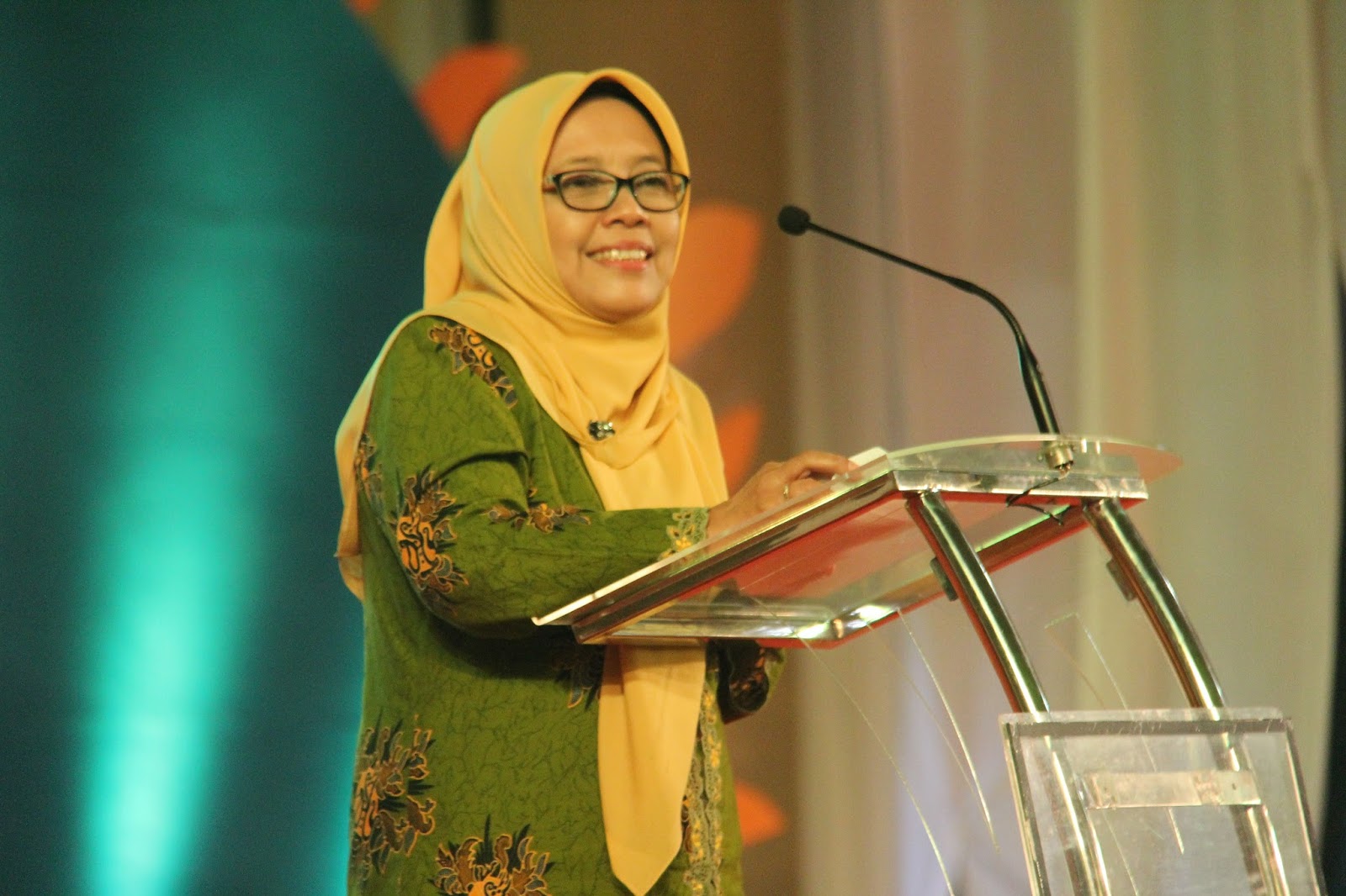 DAKWAH: Ketua Umum Pimpinan Pusat 'Aisyiyah Siti Noordjannah Djohantini. (Foto: md for ngopibarengt.id)