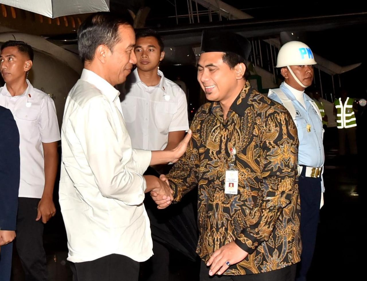 Presiden Jokowi didampingi Ibu Iriana Jokowi bertolak menuju Jawa Tengah dengan disambut wakil Gubernur Jawa Tengah, Taj Yasin Maimoen, Selasa, 27 November 2018. (Foto: Biro Pers Setpres)