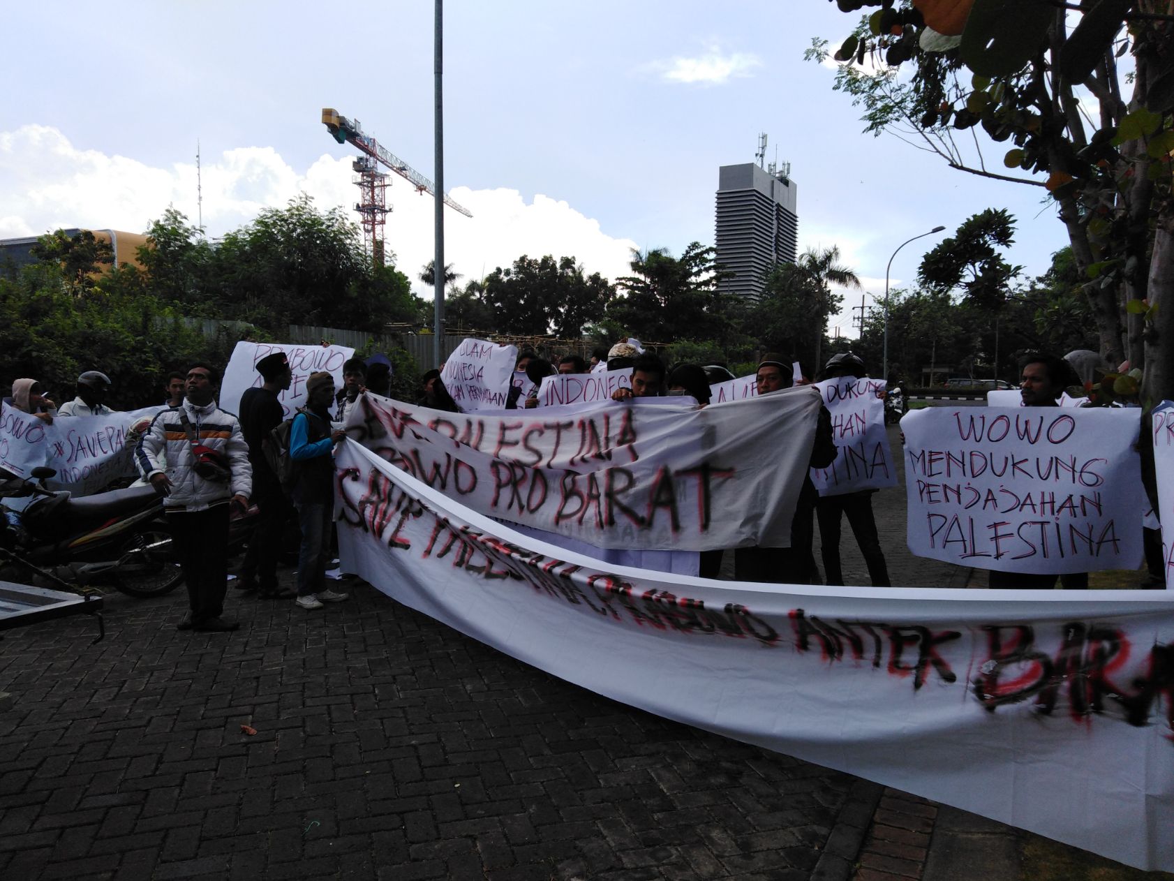 Sejumlah umat Islam di Kota Surabaya, menggelar aksi damai seruan jihad bela Palestina di depan Konsulat Jenderal Australia di Jalan Dr Ir Soekarno Surabaya, Rabu 28 November 2018. foto: farid/ngopibareng.id