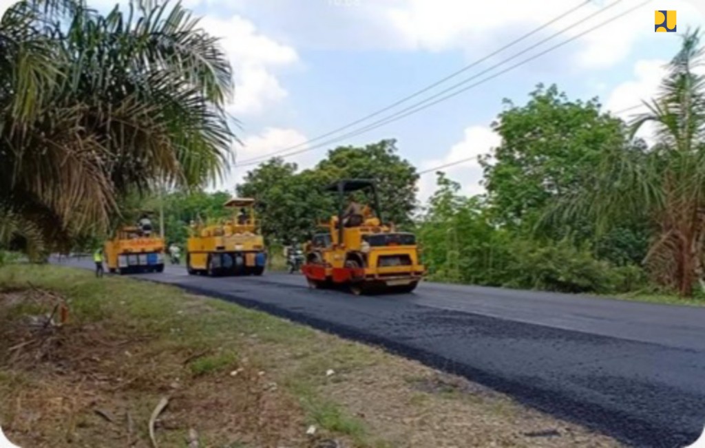 Kementerian PUPR akan menggunakan aspal karet untuk memelihara jalan nasional. Salah satu pengaspalan jalan nasional di Sukabumbi, Jawa Barat. (Foto: Birkom Kemen PUPR)