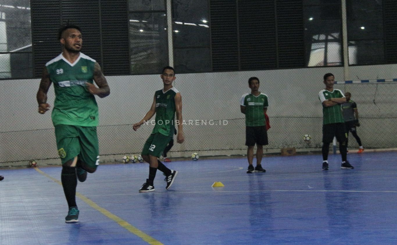 Pemain Persebaya, Nelson Alom saat latihan di Lapangan Futsal Baskara. (foto: Haris/ngopibareng)