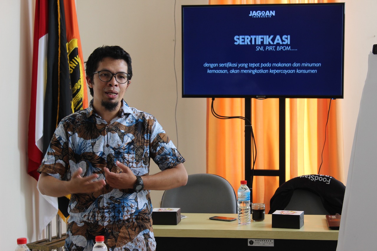 Akhmad Sya’ban Nasution saat memberikan materi dalam Workshop Manajemen Branding. (Foto: Humas FISIP UB)