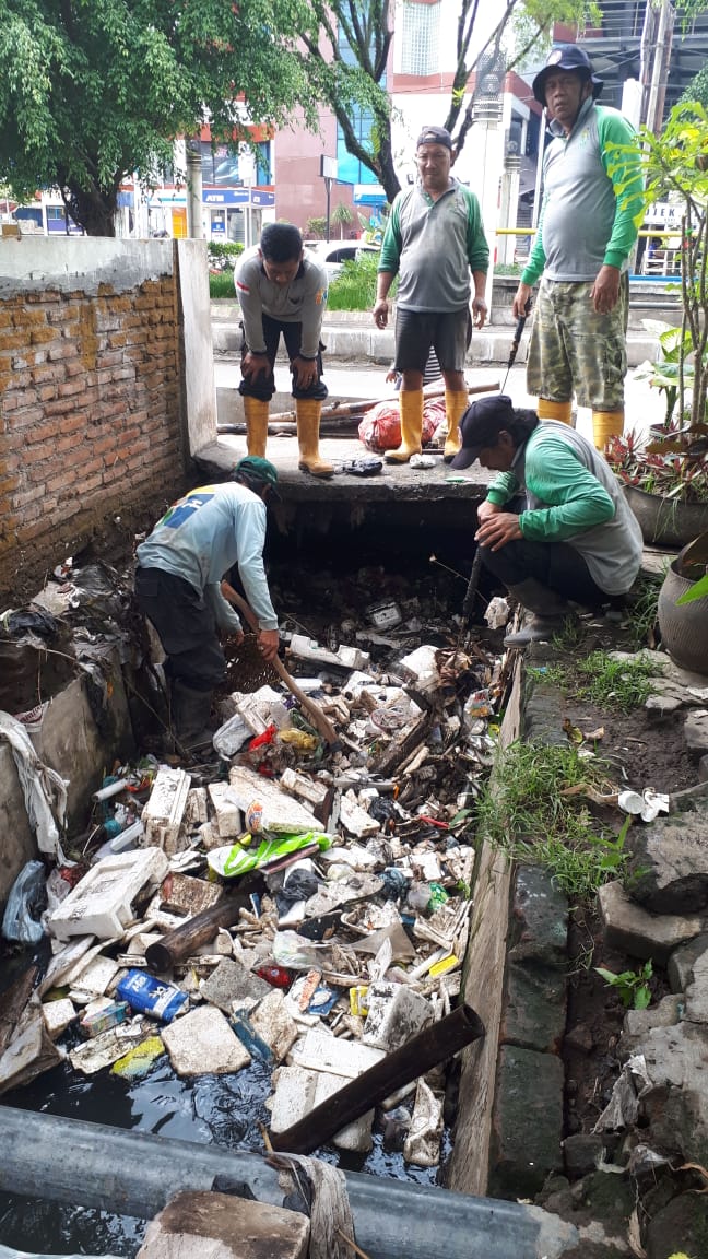 Petugas DPUPR Kota Malang membersihkan sampah.