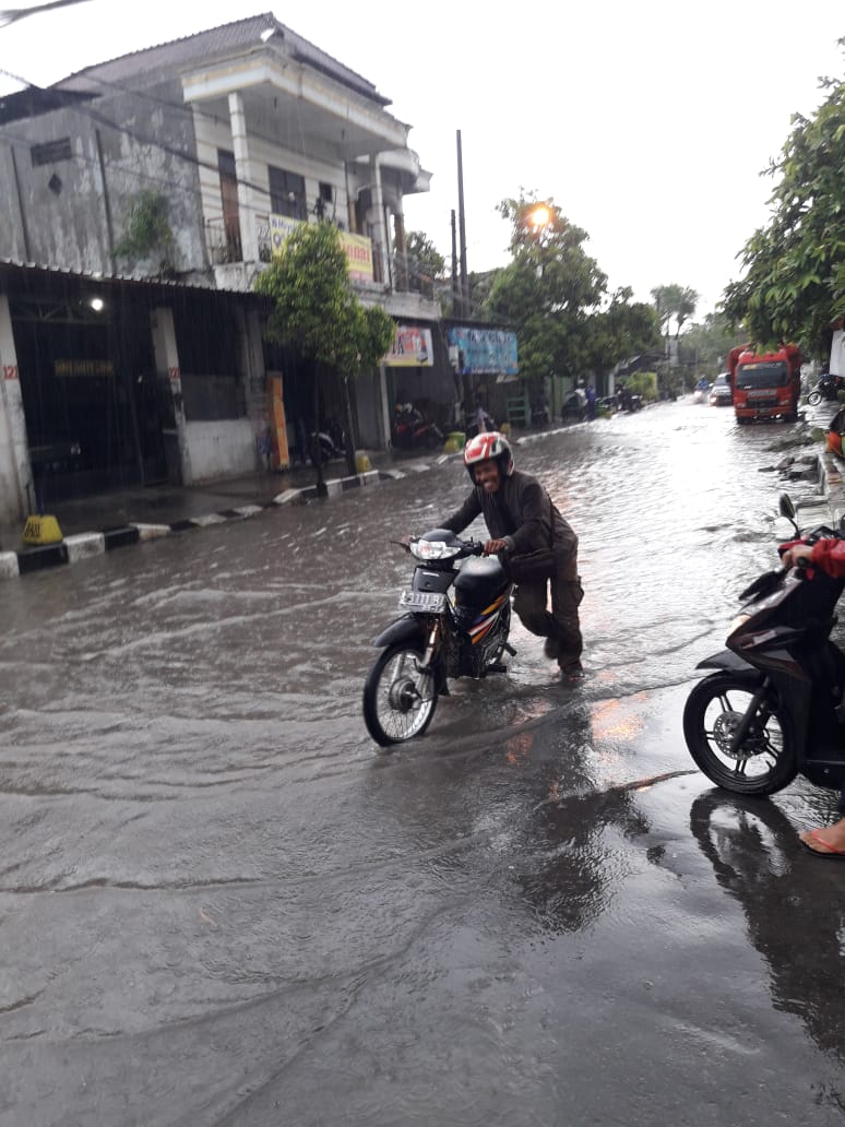 RUTIN: Banjir di Jl Gotong Royong Babat Kabupaten Lamongan, menyebabkan banyak motor mogok(Foto:Totok/ngopi bareng.id)