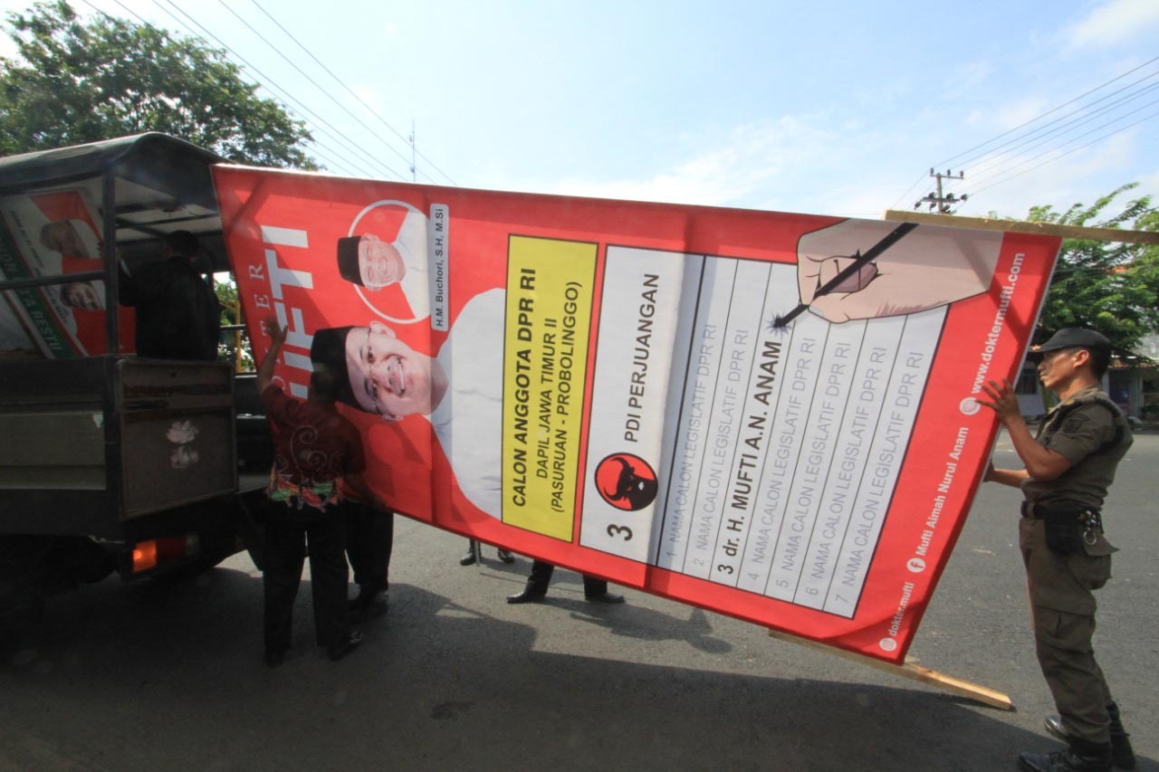 Bawaslu menertibkan Alat Peraga Kampanye dan Bahan Kampanye (BK) di sejumlah jalan protokol di Kota Probolinggo. (Foto: Ikhsan/Ngopibareng.id)