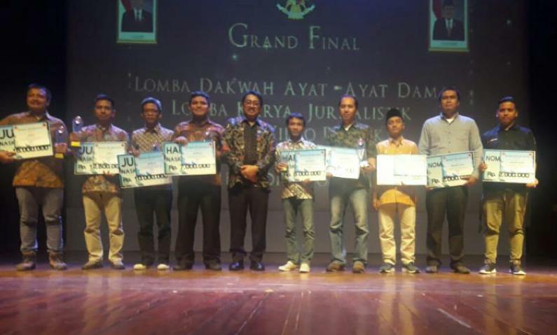 Moch Amir Tedjosukmono (nomor dua dari kiri) jurnalis ngopibareng.id menerima penghargaan sebagai salah satu jurnalis terbaik dalam Anugerah Indonesia Damai yang diselenggarakan BNPT 2018. (Foto: Dok. Ngopibareng,id) 