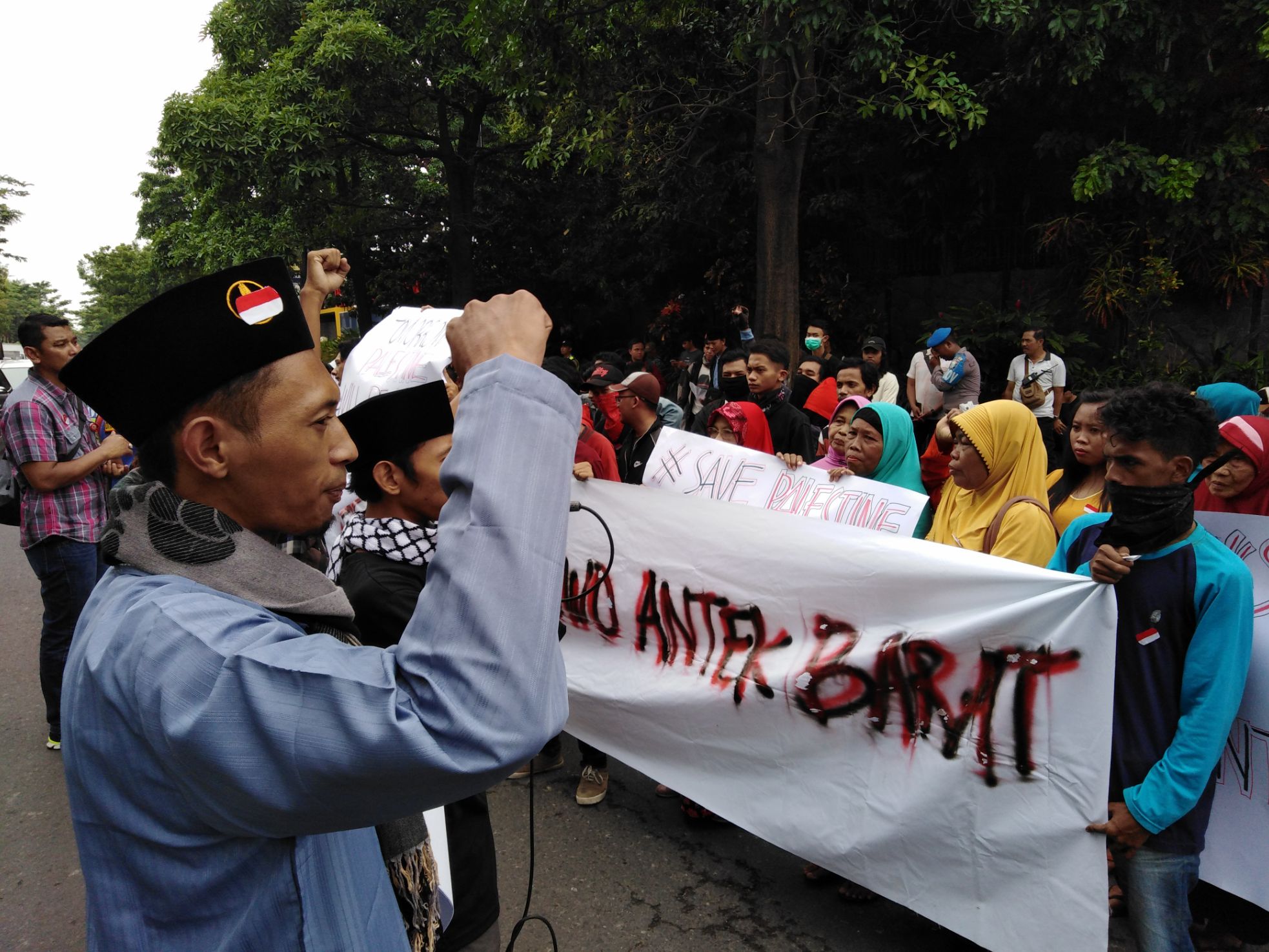 Sejumlah ratusan massa kembali menggelar aksi bela Palestina yang kedua kalinya, di depan kantor Konsulat Jenderal Australia, Jalan Dokter Ir H Soekarno, Surabaya, Jumat 30 November 2018. (foto: farid/ngopibareng.id) 