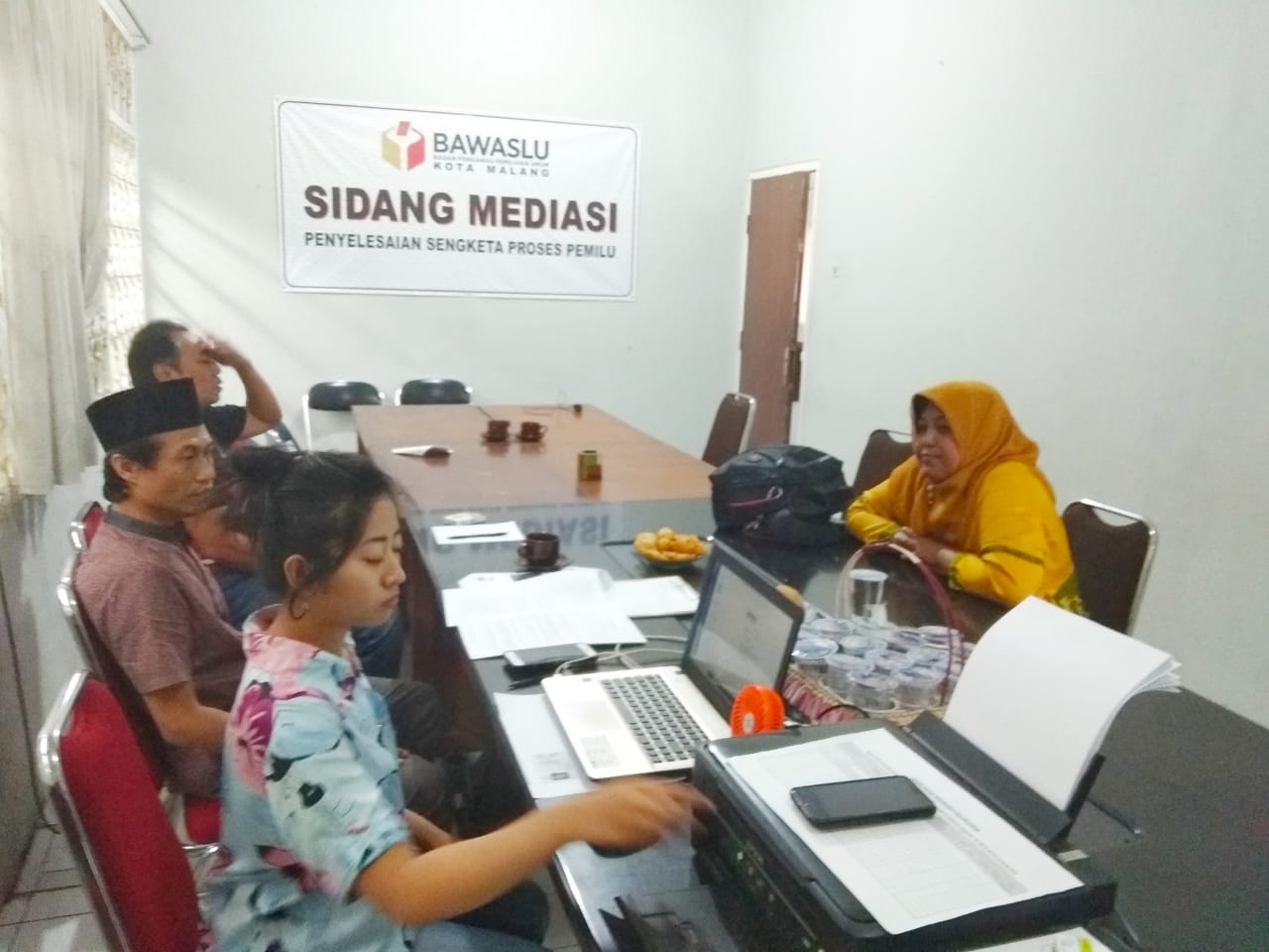 Pemeriksaan caleg melanggar aturan di Kantor Bawaslu Kota Malang.