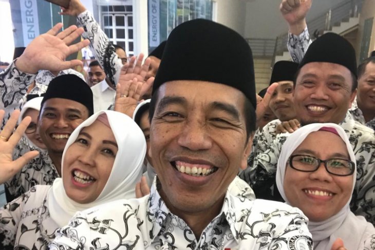 Presiden Jokowi berswafoto dengan para guru di Hari Guru. (Foto: Antara)