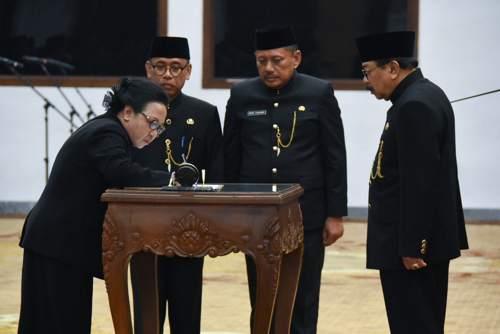 Gubernur Jawa Timur Soekarwo (kanan) ketika memimpin mutasi besar-besaran di Gedung Negara Grahadi (30/11). Foto: humas Jatim