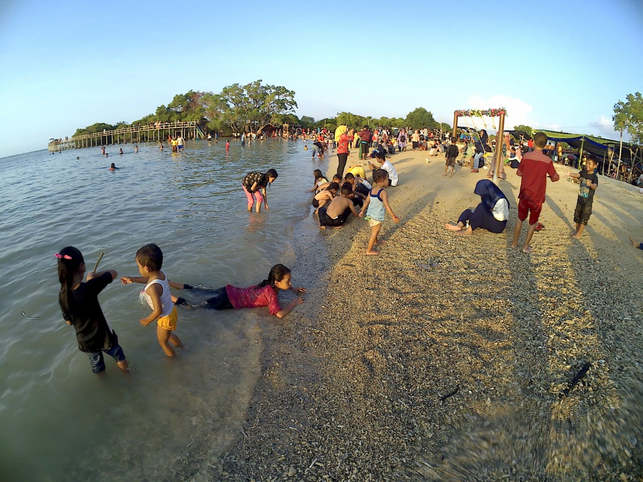 Ribuan wisatawan mengunjungi Wisata Pantai Kutang Lamongan(Foto:Totok/ngopibareng.id)