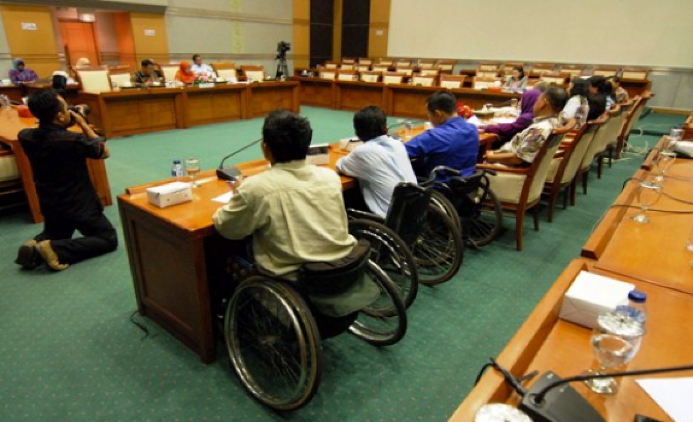 Penyandang disabilitas sedang menyampaikan aspirasinya kepada anggaota DPR. (Foto: ruupenyandangdisabilitas.wordpress.com)
