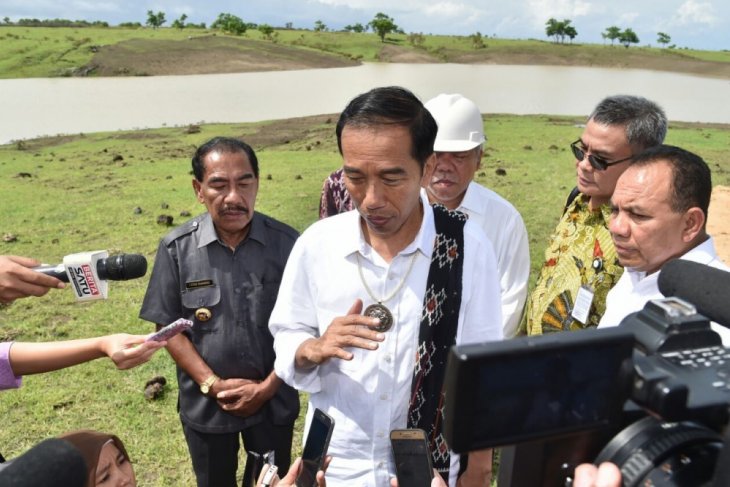 Presiden Joko Widodo memberikan keterangan pers usai meresmikan pembangunan embung Saina, di Kabupaten Rote Ndao, NTT, Selasa 9 Januari 2018. (Foto: Biro Setpres)