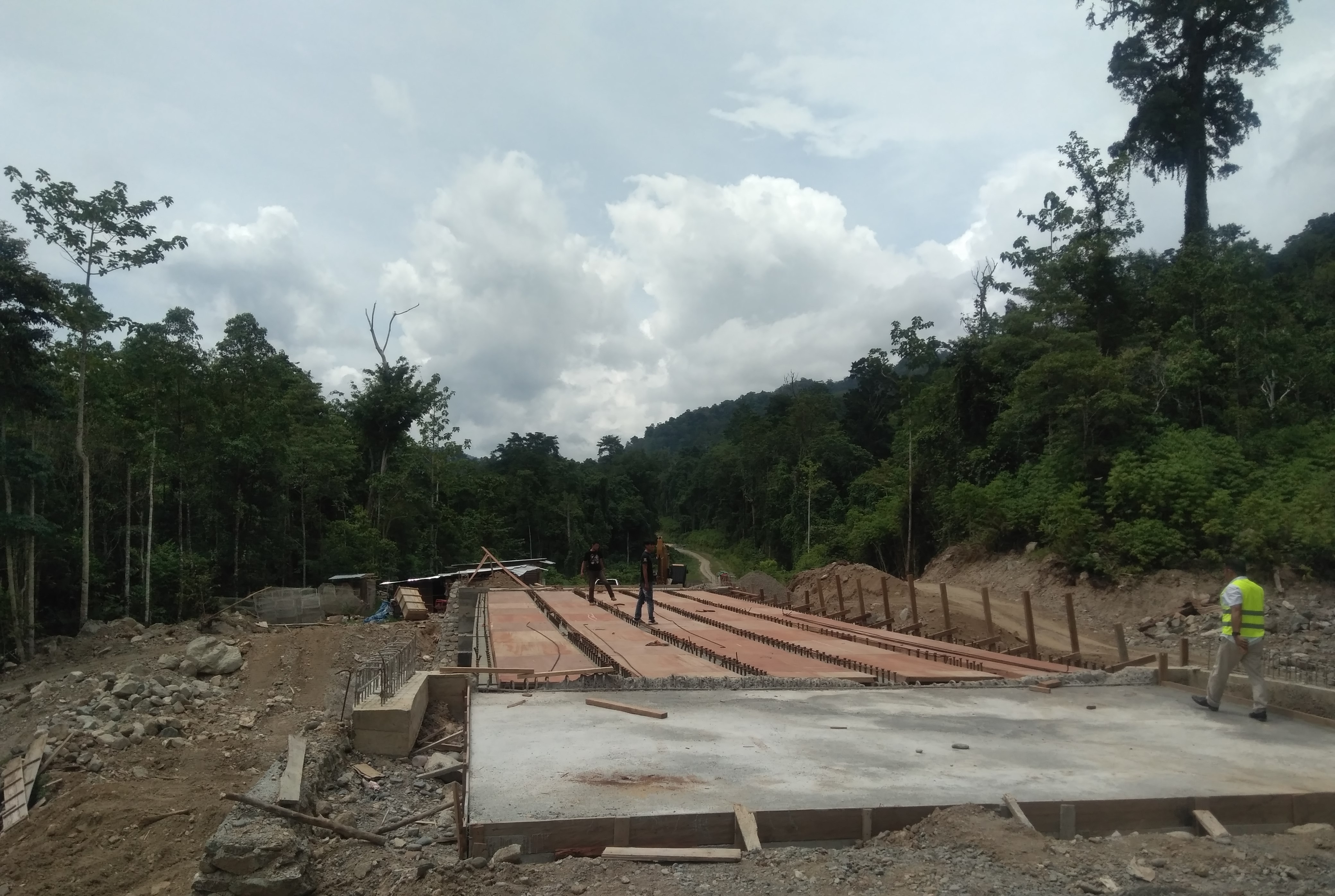 Pembangunan jalan alih trase Gunung Pasir di ruas Arfu-Kebar Trans Papua Barat Segmen I, menjadi salah satu tantangan berat Balai Pelaksanaan Jalan Nasional (BPJN) XVII Manokwari. (Foto: Endra.ngopibareng.id)