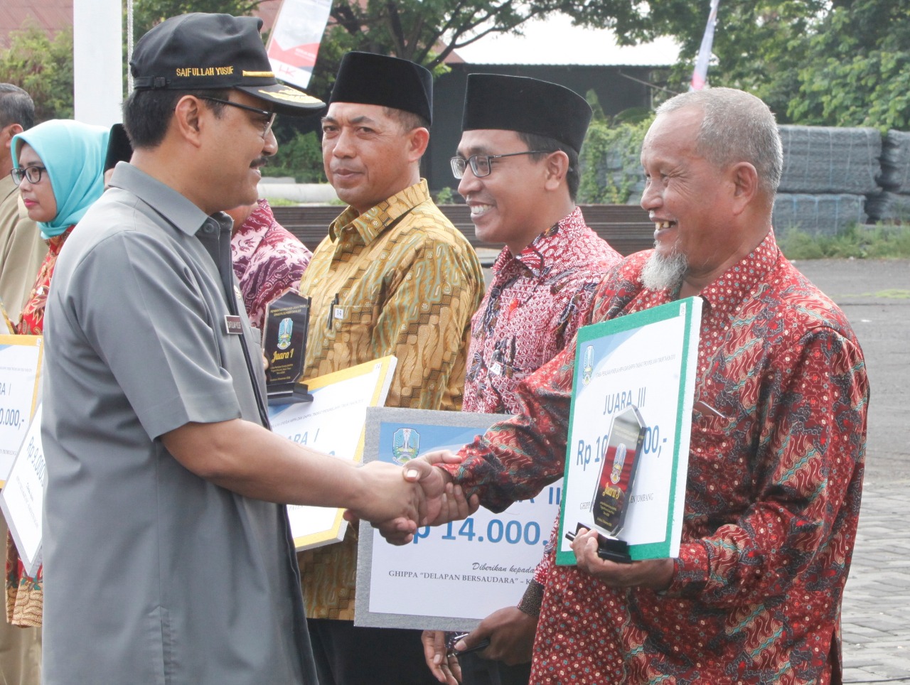 Wakil Gubernur Jawa Timur Saifullah Yusuf (Gus Ipul) ketika memberikan penghargaan di hari bakti PU, Senin (3/12). Foto: Humas Jatim