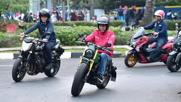 Presiden Jokowi saat mengendarai motor kawasaki w175 custom. Foto: setpres