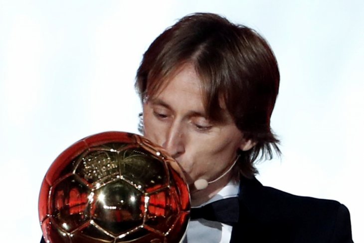 Gelandang Real Madrid dan Kroasia Luka Modric mencium trofi Ballon d' Or setelah terpilih sebagai pemenang penghargaan tersebut. Foto: twitter.com/francefootball