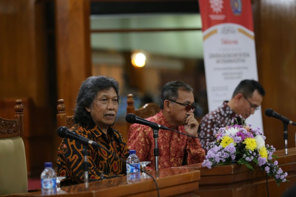 GAGASAN: Ketua MHH PP Muhammadiyah Trisno Rahardjo, Rektor UMM Dr Fauzan, dan Emha Ainun Najib (Mbah Nun). (Foto: umm for ngopibareng.id)