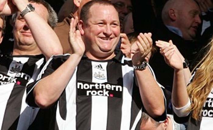 Mike Ashley mengenakan jersey klub milknya, Newcastle United. (Foto: AFP)