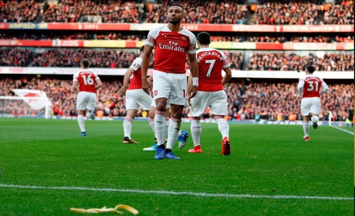 Kulit pisang dilemparkan ke tengah lapangan ketika  Aubameyang merayakan golnya dalam pertandingan Arsenal vs Tottenham Hotspur Minggu malam. (Foto:AFP)